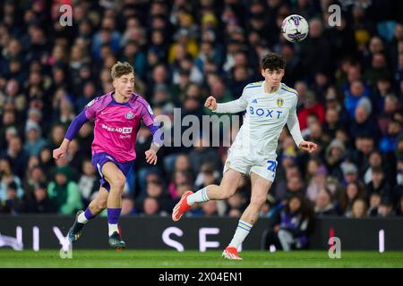 LEEDS, INGHILTERRA - 9 APRILE: Archie Gray Central centrocampo del Leeds United compete per il ballo con Jack Clarke lasciato Winger del Sunderland FC durante il match per il titolo Sky Bet tra Leeds United e Sunderland all'Elland Road Stadium il 9 aprile 2024 a Leeds, Inghilterra. (Foto di Francisco Macia/Photo Players Images) Foto Stock