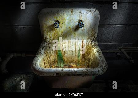 Lavandino sporco e sporco Foto Stock