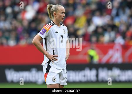 Fussball Frauen Laenderspiel Deutschland - Island AM 09.04.2024 auf dem Tivoli ad Aquisgrana Lea Schueller ( Deutschland ) le normative DFB vietano qualsiasi uso di fotografie come sequenze di immagini e/o quasi-video. Foto: Revierfoto Foto Stock