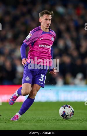 LEEDS, INGHILTERRA - 9 APRILE: Trai Hume corre con la palla durante la partita del campionato Sky Bet tra il Leeds United e il Sunderland all'Elland Road Stadium il 9 aprile 2024 a Leeds, Inghilterra. (Foto di Francisco Macia/Photo Players Images) Foto Stock