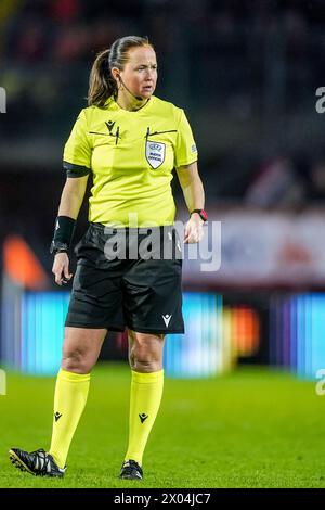 BREDA, PAESI BASSI - 9 APRILE: L'arbitro Cheryl Foster guarda durante il girone europeo di UEFA 2025 Una partita di qualificazione del giorno 2 tra Paesi Bassi e Norvegia al Rat Verlegh Stadion il 9 aprile 2024 a Breda, Paesi Bassi. (Foto di Joris Verwijst/Orange Pictures) Foto Stock