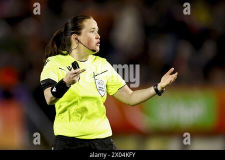 BREDA - arbitro Cheryl Foster durante la partita di qualificazione al Campionato europeo femminile nel gruppo A1 tra Paesi Bassi e Norvegia allo stadio Rat Verlegh il 9 aprile 2024 a Breda, Paesi Bassi. ANP | Hollandse Hoogte | MAURICE VAN STEEN Foto Stock