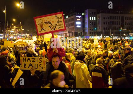 Wiesbaden, Germania, 24 gennaio 2024. Migliaia di persone partecipano alla manifestazione con lo slogan "difendere la democrazia". Foto Stock