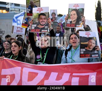 Gerusalemme, Israele. 09 aprile 2024. Le famiglie e i sostenitori degli ostaggi israeliani tengono in ostaggio le foto dei propri cari tenuti prigionieri da Hamas durante una protesta, fuori dall'ufficio del primo ministro Benjamin Netanyahu a Gerusalemme durante una riunione del gabinetto di sicurezza, chiedendo al governo di accettare l'accordo con gli ostaggi martedì 9 aprile 2024. Foto di Debbie Hill/ credito: UPI/Alamy Live News Foto Stock