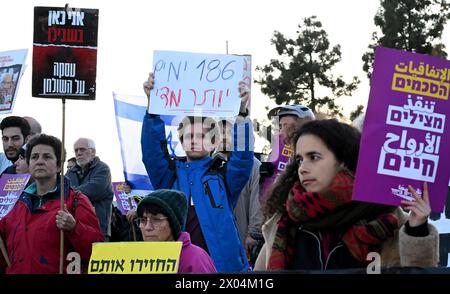 Gerusalemme, Israele. 09 aprile 2024. Le famiglie e i sostenitori degli ostaggi israeliani tengono in ostaggio le foto dei propri cari tenuti prigionieri da Hamas durante una protesta, fuori dall'ufficio del primo ministro Benjamin Netanyahu a Gerusalemme durante una riunione del gabinetto di sicurezza, chiedendo al governo di accettare l'accordo con gli ostaggi martedì 9 aprile 2024. Foto di Debbie Hill/ credito: UPI/Alamy Live News Foto Stock