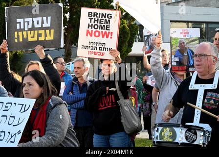 Gerusalemme, Israele. 09 aprile 2024. Le famiglie e i sostenitori degli ostaggi israeliani tengono in ostaggio le foto dei propri cari tenuti prigionieri da Hamas durante una protesta, fuori dall'ufficio del primo ministro Benjamin Netanyahu a Gerusalemme durante una riunione del gabinetto di sicurezza, chiedendo al governo di accettare l'accordo con gli ostaggi martedì 9 aprile 2024. Foto di Debbie Hill/ credito: UPI/Alamy Live News Foto Stock