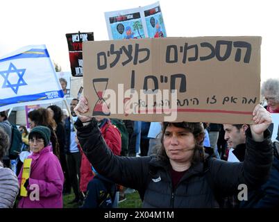 Gerusalemme, Israele. 09 aprile 2024. Le famiglie e i sostenitori degli ostaggi israeliani tengono in ostaggio le foto dei propri cari tenuti prigionieri da Hamas durante una protesta, fuori dall'ufficio del primo ministro Benjamin Netanyahu a Gerusalemme durante una riunione del gabinetto di sicurezza, chiedendo al governo di accettare l'accordo con gli ostaggi martedì 9 aprile 2024. Foto di Debbie Hill/ credito: UPI/Alamy Live News Foto Stock