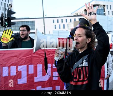 Gerusalemme, Israele. 09 aprile 2024. Le famiglie e i sostenitori degli ostaggi israeliani tengono in ostaggio le foto dei propri cari tenuti prigionieri da Hamas durante una protesta, fuori dall'ufficio del primo ministro Benjamin Netanyahu a Gerusalemme durante una riunione del gabinetto di sicurezza, chiedendo al governo di accettare l'accordo con gli ostaggi martedì 9 aprile 2024. Foto di Debbie Hill/ credito: UPI/Alamy Live News Foto Stock