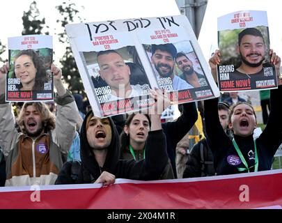 Gerusalemme, Israele. 09 aprile 2024. Le famiglie e i sostenitori degli ostaggi israeliani tengono in ostaggio le foto dei propri cari tenuti prigionieri da Hamas durante una protesta, fuori dall'ufficio del primo ministro Benjamin Netanyahu a Gerusalemme durante una riunione del gabinetto di sicurezza, chiedendo al governo di accettare l'accordo con gli ostaggi martedì 9 aprile 2024. Foto di Debbie Hill/ credito: UPI/Alamy Live News Foto Stock