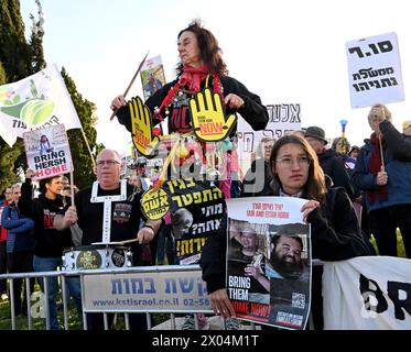 Gerusalemme, Israele. 09 aprile 2024. Le famiglie e i sostenitori degli ostaggi israeliani tengono in ostaggio le foto dei propri cari tenuti prigionieri da Hamas durante una protesta, fuori dall'ufficio del primo ministro Benjamin Netanyahu a Gerusalemme durante una riunione del gabinetto di sicurezza, chiedendo al governo di accettare l'accordo con gli ostaggi martedì 9 aprile 2024. Foto di Debbie Hill/ credito: UPI/Alamy Live News Foto Stock