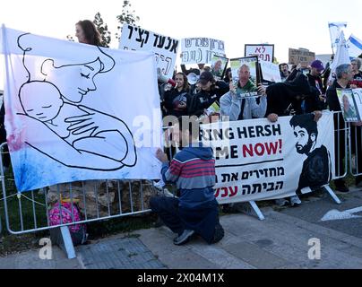 Gerusalemme, Israele. 09 aprile 2024. Le famiglie e i sostenitori degli ostaggi israeliani tengono in ostaggio le foto dei propri cari tenuti prigionieri da Hamas durante una protesta, fuori dall'ufficio del primo ministro Benjamin Netanyahu a Gerusalemme durante una riunione del gabinetto di sicurezza, chiedendo al governo di accettare l'accordo con gli ostaggi martedì 9 aprile 2024. Foto di Debbie Hill/ credito: UPI/Alamy Live News Foto Stock