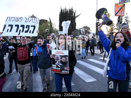 Gerusalemme, Israele. 09 aprile 2024. Le famiglie e i sostenitori degli ostaggi israeliani tengono in ostaggio le foto dei propri cari tenuti prigionieri da Hamas durante una protesta, fuori dall'ufficio del primo ministro Benjamin Netanyahu a Gerusalemme durante una riunione del gabinetto di sicurezza, chiedendo al governo di accettare l'accordo con gli ostaggi martedì 9 aprile 2024. Foto di Debbie Hill/ credito: UPI/Alamy Live News Foto Stock