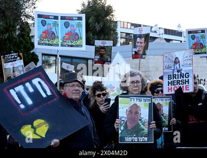 Gerusalemme, Israele. 09 aprile 2024. Le famiglie e i sostenitori degli ostaggi israeliani tengono in ostaggio le foto dei propri cari tenuti prigionieri da Hamas durante una protesta, fuori dall'ufficio del primo ministro Benjamin Netanyahu a Gerusalemme durante una riunione del gabinetto di sicurezza, chiedendo al governo di accettare l'accordo con gli ostaggi martedì 9 aprile 2024. Foto di Debbie Hill/ credito: UPI/Alamy Live News Foto Stock