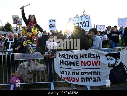 Gerusalemme, Israele. 09 aprile 2024. Le famiglie e i sostenitori degli ostaggi israeliani tengono in ostaggio le foto dei propri cari tenuti prigionieri da Hamas durante una protesta, fuori dall'ufficio del primo ministro Benjamin Netanyahu a Gerusalemme durante una riunione del gabinetto di sicurezza, chiedendo al governo di accettare l'accordo con gli ostaggi martedì 9 aprile 2024. Foto di Debbie Hill/ credito: UPI/Alamy Live News Foto Stock