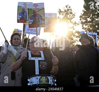 Gerusalemme, Israele. 09 aprile 2024. Le famiglie e i sostenitori degli ostaggi israeliani tengono in ostaggio le foto dei propri cari tenuti prigionieri da Hamas durante una protesta, fuori dall'ufficio del primo ministro Benjamin Netanyahu a Gerusalemme durante una riunione del gabinetto di sicurezza, chiedendo al governo di accettare l'accordo con gli ostaggi martedì 9 aprile 2024. Foto di Debbie Hill/ credito: UPI/Alamy Live News Foto Stock