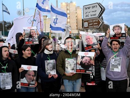 Gerusalemme, Israele. 09 aprile 2024. Le famiglie e i sostenitori degli ostaggi israeliani tengono in ostaggio le foto dei propri cari tenuti prigionieri da Hamas durante una protesta, fuori dall'ufficio del primo ministro Benjamin Netanyahu a Gerusalemme durante una riunione del gabinetto di sicurezza, chiedendo al governo di accettare l'accordo con gli ostaggi martedì 9 aprile 2024. Foto di Debbie Hill/ credito: UPI/Alamy Live News Foto Stock