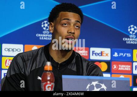 felix Nmecha alla conferenza stampa dopo l'arrivo a Madrid per i quarti di finale di UEFA Champions League contro l'Atletico Madrid al Civitas Metropol Foto Stock