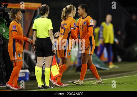 BREDA - (L-R) Katja Snoeijs di Olanda donne, Esmee Brugts di Olanda donne durante la partita di qualificazione al Campionato europeo femminile nel gruppo A1 tra Paesi Bassi e Norvegia allo stadio Rat Verlegh il 9 aprile 2024 a Breda, Paesi Bassi. ANP | Hollandse Hoogte | MAURICE VAN STEEN Foto Stock