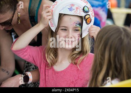 Kerrville, Stati Uniti d'America. 8 aprile 2024. Kerrville, Stati Uniti d'America. 8 aprile 2024. I bambini lavorano su progetti artistici legati allo spazio durante una festa di osservazione dell'eclissi solare, l'8 aprile 2024, a Kerrville, Texas. Un'eclissi solare totale ha attraversato una stretta porzione del continente nordamericano dal Messico alla costa atlantica di Terranova, in Canada. Crediti: Aubrey Gemignani/NASA/Alamy Live News Foto Stock