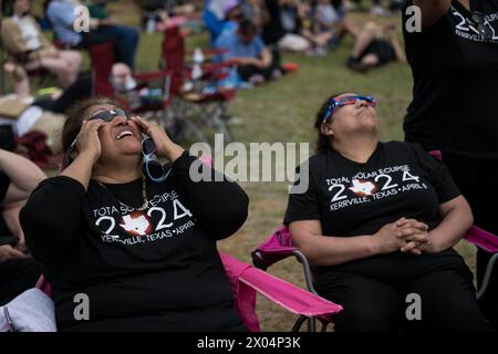 Kerrville, Stati Uniti d'America. 8 aprile 2024. Kerrville, Stati Uniti d'America. 8 aprile 2024. Gli spettatori che indossano occhiali protettivi guardano in alto mentre la luna copre la parte anteriore del Sole durante la festa di osservazione dell'eclissi solare, 8 aprile 2024, a Kerrville, Texas. Un'eclissi solare totale ha attraversato una stretta porzione del continente nordamericano dal Messico alla costa atlantica di Terranova, in Canada. Crediti: Aubrey Gemignani/NASA/Alamy Live News Foto Stock