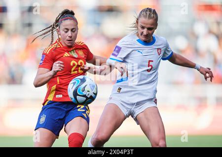 L'Athenea del Castillo di Spagna gareggia per il pallone con Gabriela Slajsova della Repubblica Ceca durante la partita di qualificazione ALL'EURO femminile UEFA tra Spagna e Repubblica Ceca all'Estadio Municipal El Plantio il 9 aprile 2024 a Burgos, Spagna. Foto Stock