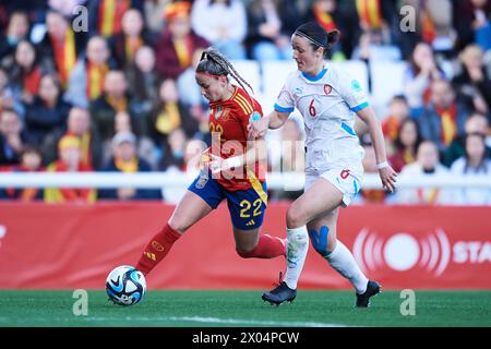 L'Athenea del Castillo di Spagna gareggia per il pallone con Eva Bartonova della Repubblica Ceca durante la partita di qualificazione ALL'EURO femminile UEFA tra Spagna e Repubblica Ceca all'Estadio Municipal El Plantio il 9 aprile 2024 a Burgos, Spagna. Crediti: Cesar Ortiz Gonzalez/Alamy Live News Foto Stock