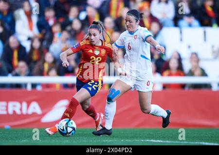 L'Athenea del Castillo di Spagna gareggia per il pallone con Eva Bartonova della Repubblica Ceca durante la partita di qualificazione ALL'EURO femminile UEFA tra Spagna e Repubblica Ceca all'Estadio Municipal El Plantio il 9 aprile 2024 a Burgos, Spagna. Crediti: Cesar Ortiz Gonzalez/Alamy Live News Foto Stock