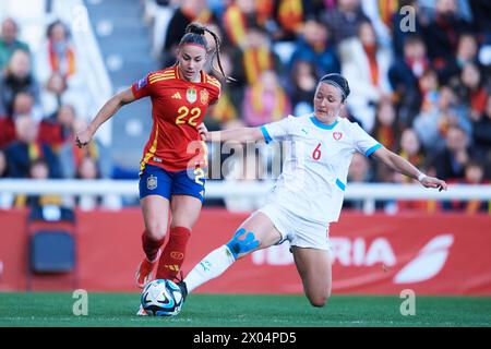 L'Athenea del Castillo di Spagna gareggia per il pallone con Eva Bartonova della Repubblica Ceca durante la partita di qualificazione ALL'EURO femminile UEFA tra Spagna e Repubblica Ceca all'Estadio Municipal El Plantio il 9 aprile 2024 a Burgos, Spagna. Crediti: Cesar Ortiz Gonzalez/Alamy Live News Foto Stock