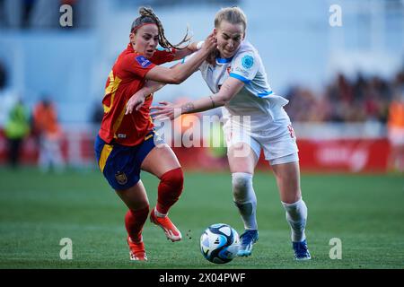 Aneta Pochmanova della Repubblica Ceca gareggia per il pallone con la spagnola Athenea del Castillo durante la partita di qualificazione ALL'EURO femminile UEFA tra Spagna e Repubblica Ceca all'Estadio Municipal El Plantio il 9 aprile 2024 a Burgos, Spagna. Crediti: Cesar Ortiz Gonzalez/Alamy Live News Foto Stock