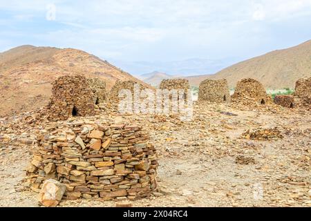 Geoup di antiche tombe ad alveare in pietra, sito archeologico vicino ad al-Ayn, sultanato Oman Foto Stock