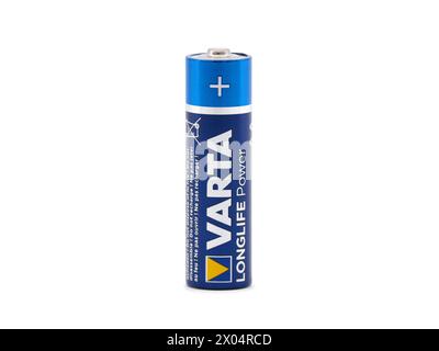 BUCAREST, ROMANIA - 5 DICEMBRE 2020. Batteria alcalina Varta Longlife Power isolata su bianco Foto Stock