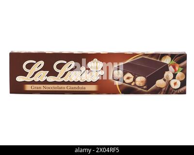 BUCAREST, ROMANIA - 5 DICEMBRE 2020. Tavoletta di cioccolato fondente la Luisa con nocciole intere, isolata su bianco Foto Stock