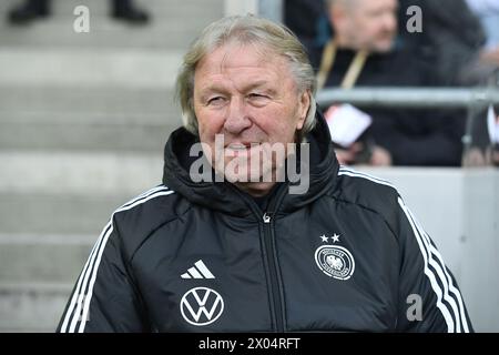 Fussball Frauen Laenderspiel Deutschland - Isola AM 09.04.2024 auf dem Tivoli ad Aquisgrana Horst Hrubesch ( Bundestrainer ) le normative DFB vietano qualsiasi uso di fotografie come sequenze di immagini e/o quasi-video. Foto: Revierfoto Foto Stock