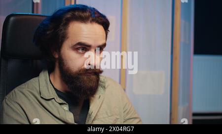 Informatico che aggiorna l'algoritmo di apprendimento automatico dell'intelligenza artificiale, scrivendo script di codice binario. Specialista IT negli uffici di appartamenti utilizza la programmazione per aggiornare l'IA e la fotocamera B in primo piano Foto Stock