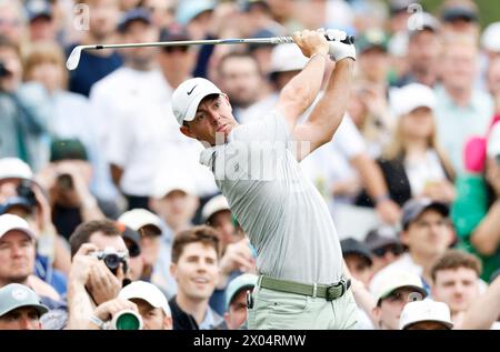 Augusta, Stati Uniti. 8 aprile 2024. Rory McIlroy dell'Irlanda del Nord colpisce un tee shot sulla dodicesima buca mentre gioca un round di allenamento che porta al torneo Masters all'Augusta National Golf Club di Augusta, Georgia, martedì 9 aprile 2024. Foto di John Angelillo/UPI credito: UPI/Alamy Live News Foto Stock