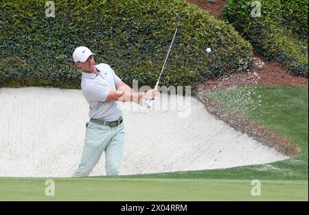 Augusta, Stati Uniti. 8 aprile 2024. Rory McIlroy dell'Irlanda del Nord colpisce da un bunker verde sulla dodicesima buca mentre gioca un round di allenamento che porta al torneo Masters all'Augusta National Golf Club di Augusta, Georgia, martedì 9 aprile 2024. Foto di John Angelillo/UPI credito: UPI/Alamy Live News Foto Stock