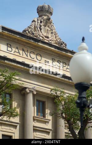 Tarragona, Spagna - 7 aprile 2024: Vista frontale del Banco de spain a Tarragona, che mostra il suo design architettonico classico e l'eleganza. Foto Stock