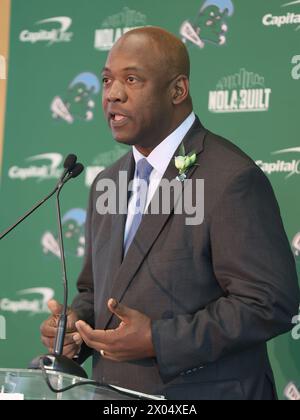 New Orleans, Stati Uniti. 09 aprile 2024. Il direttore atletico di Tulane David Harris parla durante una conferenza stampa presentando Ashley Langford come nuova allenatrice di basket femminile presso la Jim Hill e Avram Glazer Family Club Room nello Yulman Stadium nel campus della Tulane University a New Orleans, Louisiana, martedì 9 aprile 2024. Harris è il primo afroamericano a ricoprire questa posizione presso l'università in cui è stato assunto nel novembre 2023. (Foto di Peter G. Forest/SipaUSA) credito: SIPA USA/Alamy Live News Foto Stock