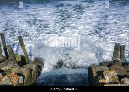Porta attraverso la quale l'acqua esce nelle paludi di Carboneros, situate a Chiclana de la Frontera, Cadice, Spagna Foto Stock