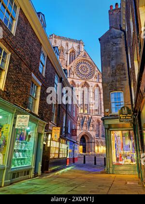 Regno Unito, North Yorkshire, York, Minster Gates con York Minster Central Tower e Rose Window sullo sfondo. Foto Stock