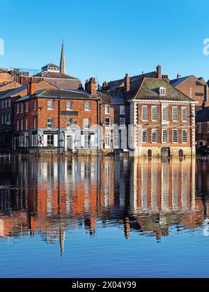 Regno Unito, North Yorkshire, York, inondazione lungo il fiume Ouse e South Esplanade da Queen Staith Road. Foto Stock