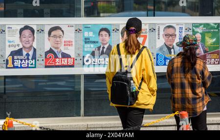 Seoul, Corea del Sud. 09 aprile 2024. Le persone passano accanto ai manifesti dei candidati che si candidano per le prossime elezioni parlamentari a Seoul. Le elezioni parlamentari si terranno il 10 aprile. (Foto di Kim Jae-Hwan/SOPA Images/Sipa USA) credito: SIPA USA/Alamy Live News Foto Stock