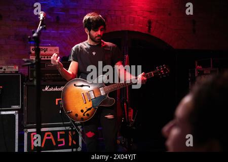 Gruppo rock italiano di Perugia, Fast Animals e Slow Kids, che si esibisce al Maschinenhaus di Berlino per il suo tour europeo Foto Stock