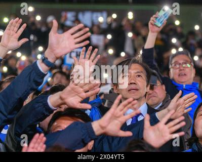 Seoul, Corea del Sud. 9 aprile 2024. Cho Kuk (C), leader del Partito sudcoreano per la ricostruzione della Corea, fa il tifo per i sostenitori durante la campagna elettorale del suo partito a Seul. Le elezioni parlamentari si terranno il 10 aprile. (Credit Image: © Kim Jae-Hwan/SOPA Images via ZUMA Press Wire) SOLO PER USO EDITORIALE! Non per USO commerciale! Foto Stock