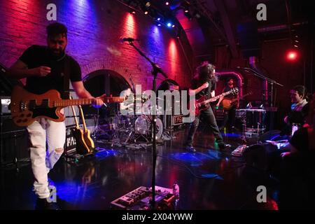 Gruppo rock italiano di Perugia, Fast Animals e Slow Kids, che si esibisce al Maschinenhaus di Berlino per il suo tour europeo Foto Stock