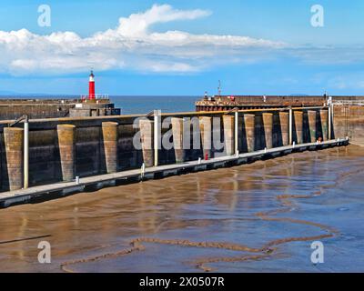 Regno Unito, Somerset, porticciolo di Watchet Harbour, porto e faro. Foto Stock