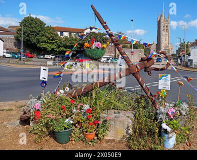 UK, South Devon, Teignmouth, St Michael's Church e Anchor decorati durante il Teignmouth Pride. Foto Stock