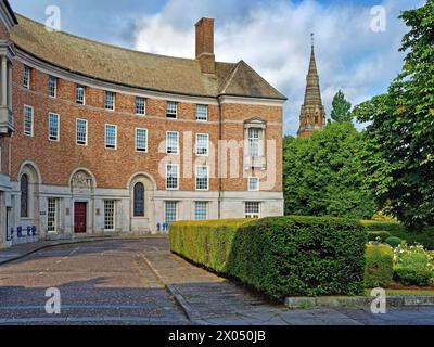 Regno Unito, Somerset, Taunton, County Hall e St John's Church. Foto Stock