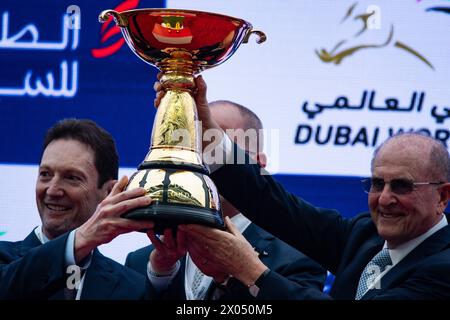 Derrick Smith, Michael Tabor, la signora John Magnier e Westerberg, sollevano la Dubai Gold Cup, 30/03/24. Crediti JTW equine Images / Alamy. Foto Stock