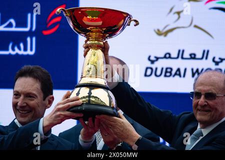 Derrick Smith, Michael Tabor, la signora John Magnier e Westerberg, sollevano la Dubai Gold Cup, 30/03/24. Crediti JTW equine Images / Alamy. Foto Stock